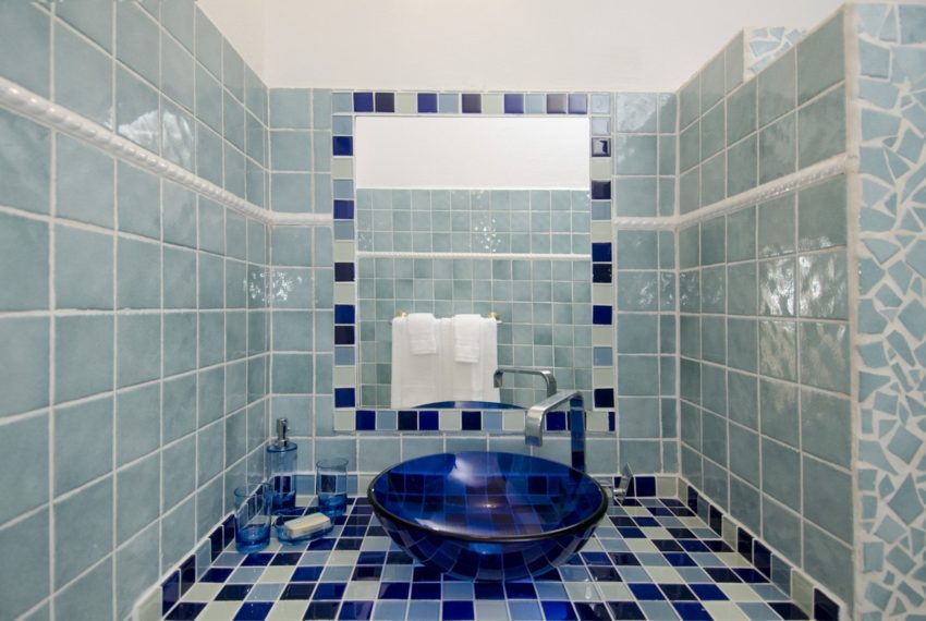 39255_Villa_vista_bath_blue_sink